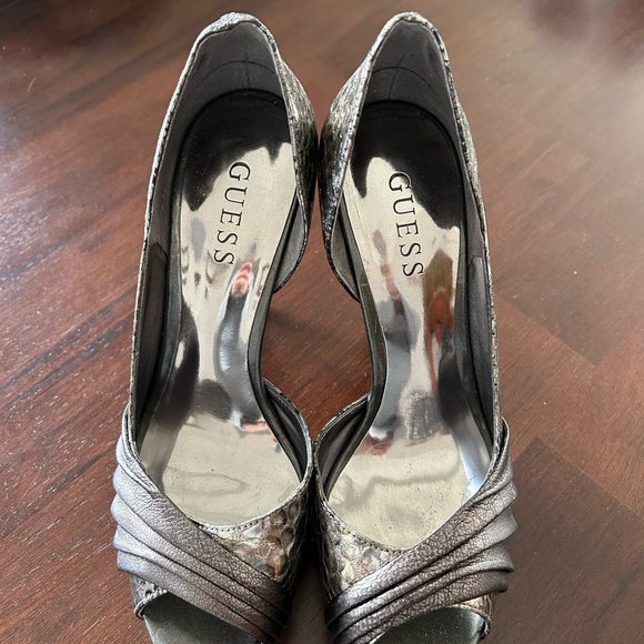 GUESS BRONZE SNAKESKIN HEELS - LIKE NEW - Picture 4 of 4